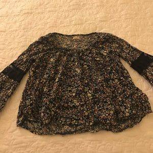 Floral Hollister Top!